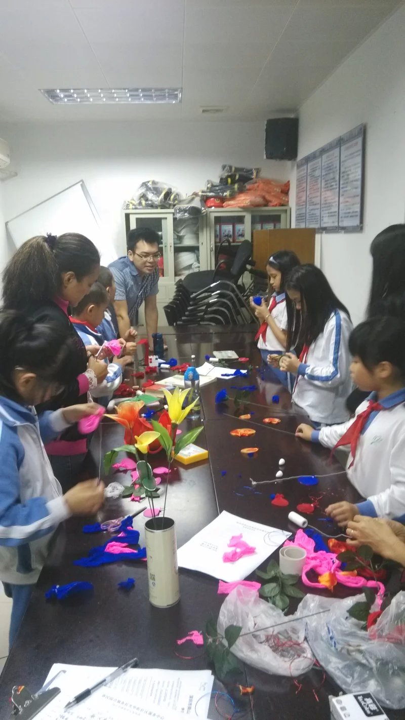 光华街社区服务中心开展手工丝网花制作活动