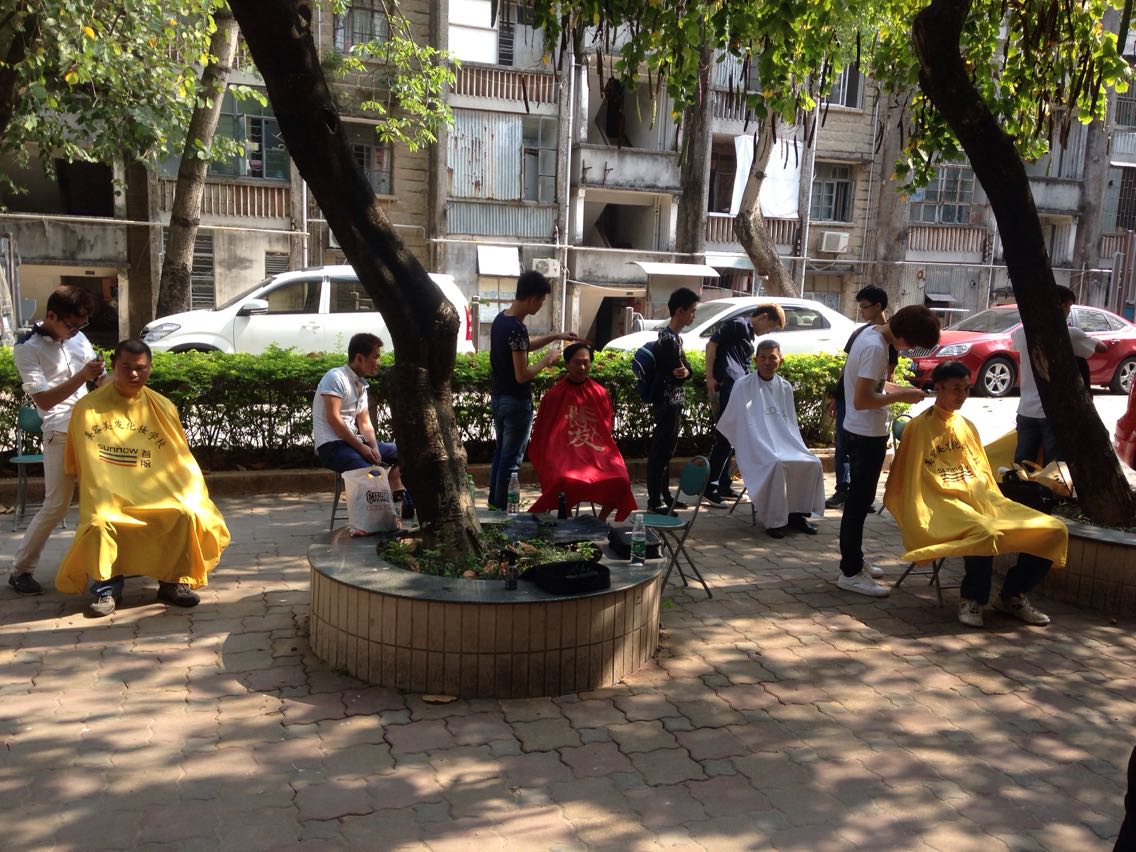 光华街社区活动中心开展“关爱老人，公益理发”活动